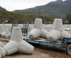 Começam a ser instaladas as peças de concreto que vão preservar a orla de Matinhos