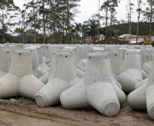 Começam a ser instaladas as peças de concreto que vão preservar a orla de Matinhos