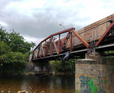 Reforma de ponte metálica em Morretes atinge quase 50% de execução