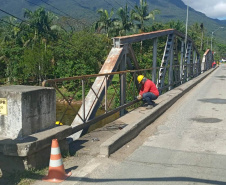 Reforma de ponte metálica em Morretes atinge quase 50% de execução