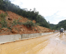 Equipes retiram 7 mil metros cúbicos de terra na BR-376 e limpam pista no sentido norte