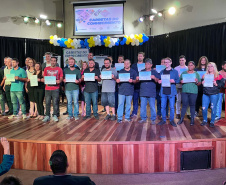 Mais 47 alunos se formaram pelas Carretas do Conhecimento em São José dos Pinhais - Os formados no curso de Elétrica Automotiva receberam diploma de conclusão de curso - 