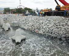 Primeiros tetrápodes começam a ser instalados no Litoral do Paraná