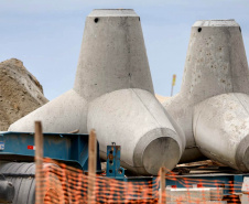 Primeiros tetrápodes começam a ser instalados no Litoral do Paraná