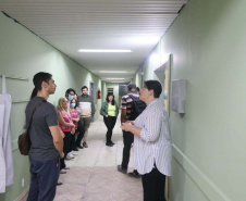 Em visita guiada, público observa o antigo IML de Curitiba do ponto de vista histórico