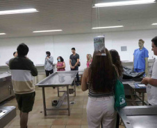 Em visita guiada, público observa o antigo IML de Curitiba do ponto de vista histórico