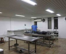 Em visita guiada, público observa o antigo IML de Curitiba do ponto de vista histórico