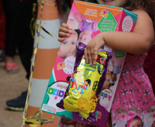     Ver(aba ativa)     Editar     Despublicar     Excluir     Revisões  PMPR distribui mais de duas toneladas de alimentos e 1,2 mil brinquedos para crianças em Curitiba