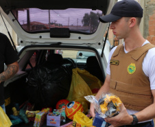     Ver(aba ativa)     Editar     Despublicar     Excluir     Revisões  PMPR distribui mais de duas toneladas de alimentos e 1,2 mil brinquedos para crianças em Curitiba