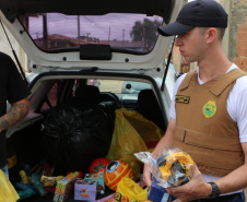     Ver(aba ativa)     Editar     Despublicar     Excluir     Revisões  PMPR distribui mais de duas toneladas de alimentos e 1,2 mil brinquedos para crianças em Curitiba