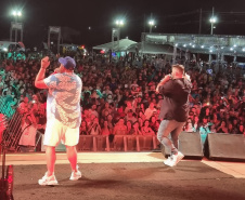 PONTAL DO PARANÁ – Show com os londrinenses da dupla Jeann & Julio. -