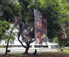 Museu Oscar Niemeyer leva arte para a área externa, num projeto inédito