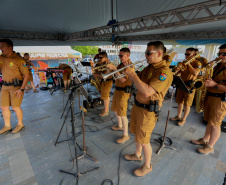 Banda da Policia Militar se apresenta em Guaratuba. - Foto:Ari Dias/AEN