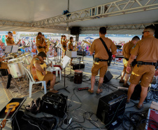 Banda da Policia Militar se apresenta em Guaratuba. - Foto:Ari Dias/AEN