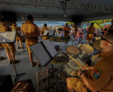 Banda da Policia Militar se apresenta em Guaratuba. - Foto:Ari Dias/AEN