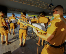 Banda da Policia Militar se apresenta em Guaratuba. - Foto:Ari Dias/AEN