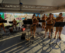 Banda da Policia Militar se apresenta em Guaratuba. - Foto:Ari Dias/AEN