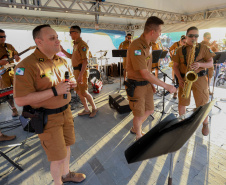 Banda da Policia Militar se apresenta em Guaratuba. - Foto:Ari Dias/AEN