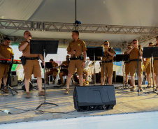 Banda da Policia Militar se apresenta em Guaratuba. - Foto:Ari Dias/AEN