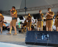 Banda da Policia Militar se apresenta em Guaratuba. - Foto:Ari Dias/AEN