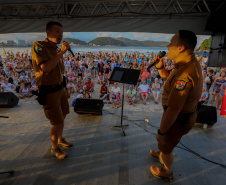 Banda da Policia Militar se apresenta em Guaratuba. - Foto:Ari Dias/AEN