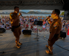 Banda da Policia Militar se apresenta em Guaratuba. - Foto:Ari Dias/AEN
