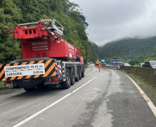 Guindaste do DER chega à BR-277 para obra emergencial no Litoral 