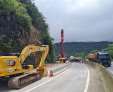 Guindaste do DER chega à BR-277 para obra emergencial no Litoral 