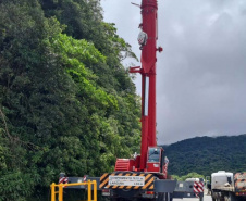 Guindaste do DER chega à BR-277 para obra emergencial no Litoral 