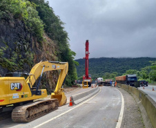 Guindaste do DER chega à BR-277 para obra emergencial no Litoral 