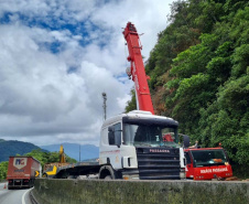 Guindaste do DER chega à BR-277 para obra emergencial no Litoral 