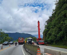 Guindaste do DER chega à BR-277 para obra emergencial no Litoral 