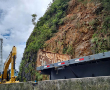 Guindaste do DER chega à BR-277 para obra emergencial no Litoral 