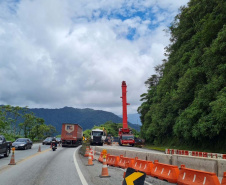 Guindaste do DER chega à BR-277 para obra emergencial no Litoral 