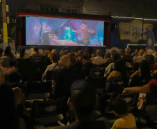 Cinema na Praça estreia em Matinhos e atrai moradores e veranistas