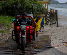 Estado reforça limpeza e coleta de lixo na Ilha do Mel durante a alta temporada