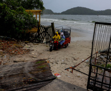 Estado reforça limpeza e coleta de lixo na Ilha do Mel durante a alta temporada