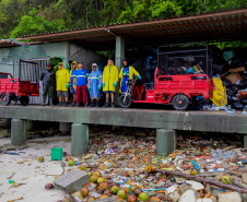 Estado reforça limpeza e coleta de lixo na Ilha do Mel durante a alta temporada