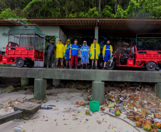 Estado reforça limpeza e coleta de lixo na Ilha do Mel durante a alta temporada