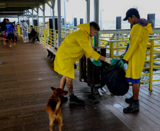 Estado reforça limpeza e coleta de lixo na Ilha do Mel durante a alta temporada