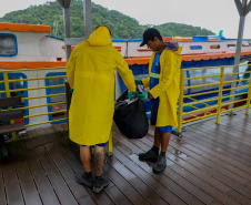 Estado reforça limpeza e coleta de lixo na Ilha do Mel durante a alta temporada