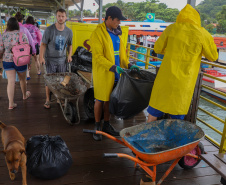 Estado reforça limpeza e coleta de lixo na Ilha do Mel durante a alta temporada