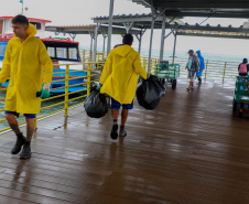 Estado reforça limpeza e coleta de lixo na Ilha do Mel durante a alta temporada