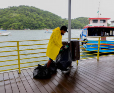 Estado reforça limpeza e coleta de lixo na Ilha do Mel durante a alta temporada