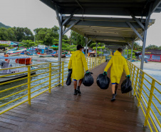 Estado reforça limpeza e coleta de lixo na Ilha do Mel durante a alta temporada