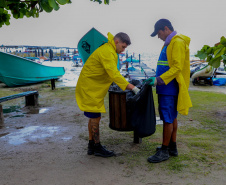 Estado reforça limpeza e coleta de lixo na Ilha do Mel durante a alta temporada