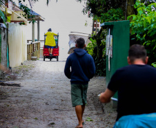 Estado reforça limpeza e coleta de lixo na Ilha do Mel durante a alta temporada