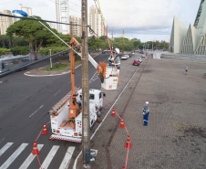 Batidas de carros danificam 9 postes por dia no Paraná 