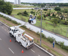 Batidas de carros danificam 9 postes por dia no Paraná 