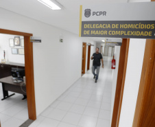 Pioneira no Brasil, delegacia que soluciona crimes antigos elucidou mais de 100 casos em 2022